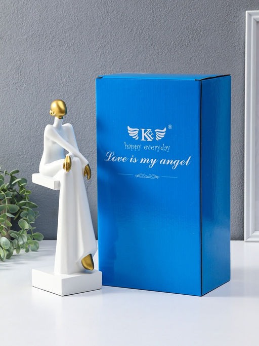 Сувенир полистоун "Стильная девушка на стуле" белый с золотом 7,5х10,5х29,5 см