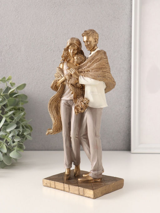 Фигурка полистоун «Родители с малышом, с большим шарфом», 12.5×8.5×26 см