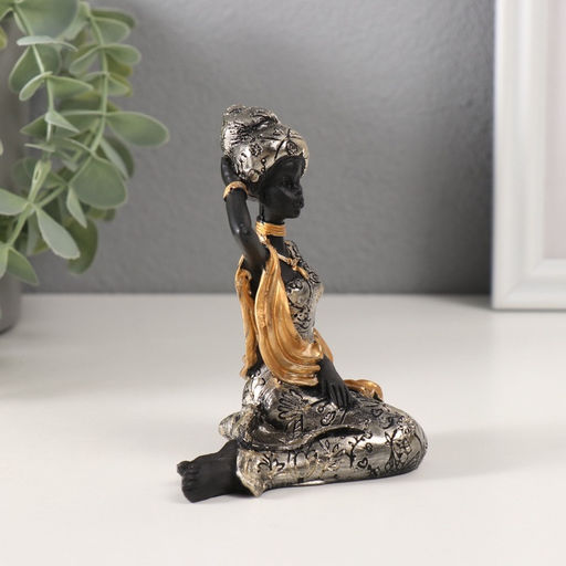 Фигурка полистоун «Африканка в цветочном платье с золотым шарфом, сидит», серебро, 8×6×10.5 см