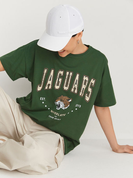 =Женская оверсайз футболка со спущенным плечом и оригинальным принтом JAGUARS - NEVERLATE фото 6