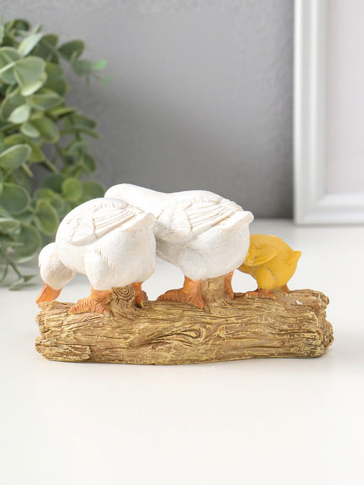 Сувенир полистоун "Утята на брёвнышке" 8,5 см