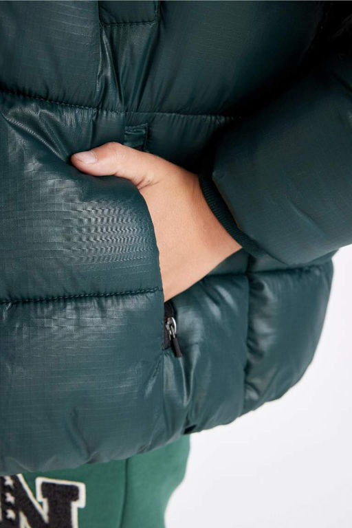 Водоотталкивающий пуховик с капюшоном и карманами на молнии для мальчиков - Defacto фото 8