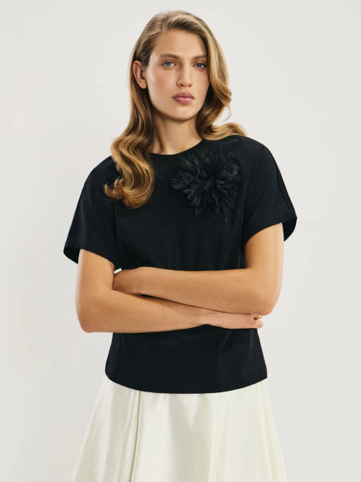 Футболка с брошью из перьев / Zarina