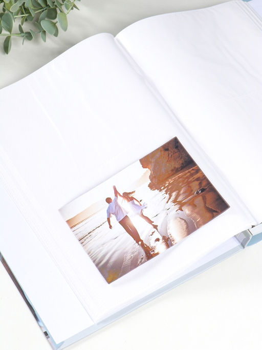 Фотоальбом на 200 фото 13х18 см "Медведь в синем шарфе и розы" в коробке 5,5х23,5х29,5 см