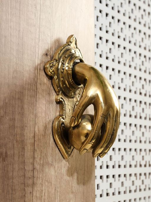 Дверной молоток "Рука с шаром" 10х16х7 см