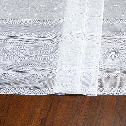 Скатерть ПВХ "Славянка" 137х137см, длина стола до 90см, на 4 персоны, "LACE" гладкая, пленка сверху, белая с перламутром, упак. "классическая" п/э 28х41см т.м. "Домашняя Мода" (Китай)