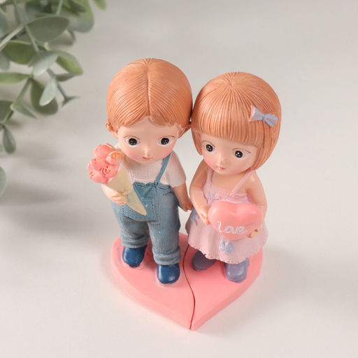 Набор фигурок полистоун Парочка с сердцем и с букетом, 2 шт., 7?6.5?11 см