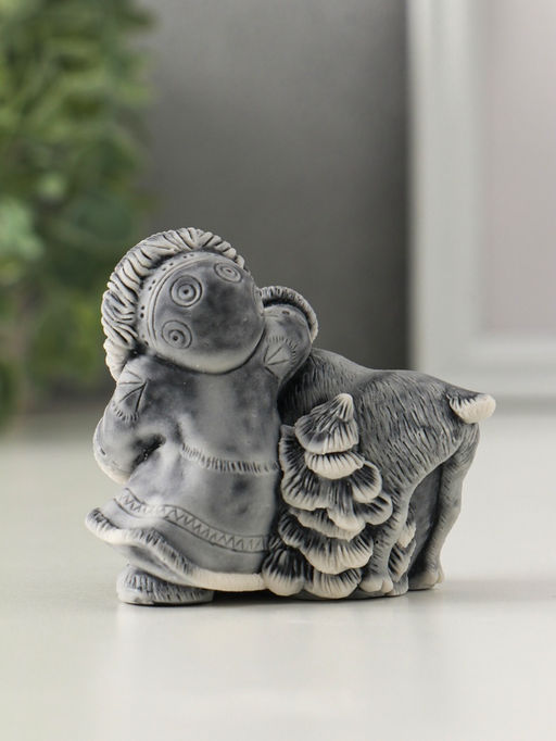 Сувенир "Девочка с оленёнком" 6,4 см