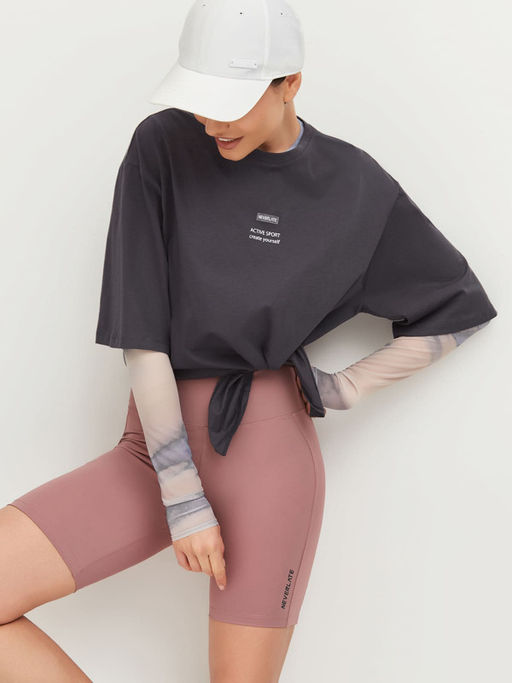 Футболка прямого силуэта с разрезом спереди графит - NEVERLATE фото 2