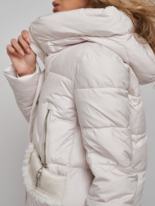 Пальто утепленное с капюшоном зимнее женское бежевого цвета 13332B - Visdeer фото 15