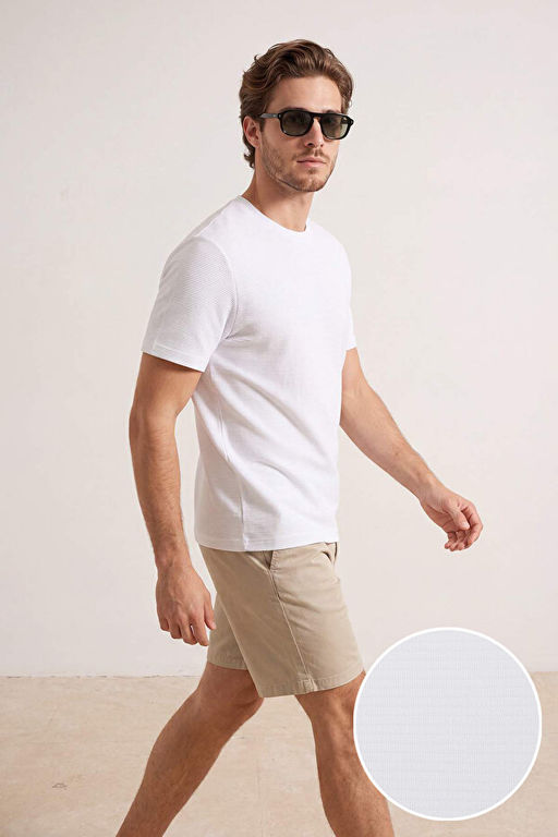 Beyaz Regular/Normal Kesim Dokulu T-Shirt TMNSS26TS00067
