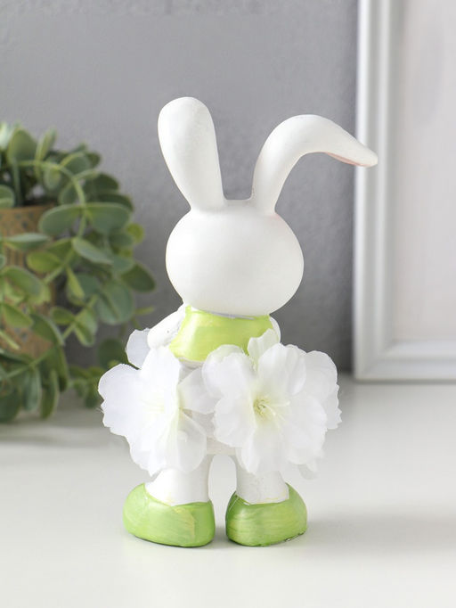 Фигурка полистоун «Зайка в цветочной юбочке, с букетиком», 9×8×14.5 см