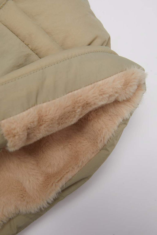 Водоотталкивающее пальто с капюшоном и мягкой пушистой изнанкой для маленьких девочек - Defacto фото 4