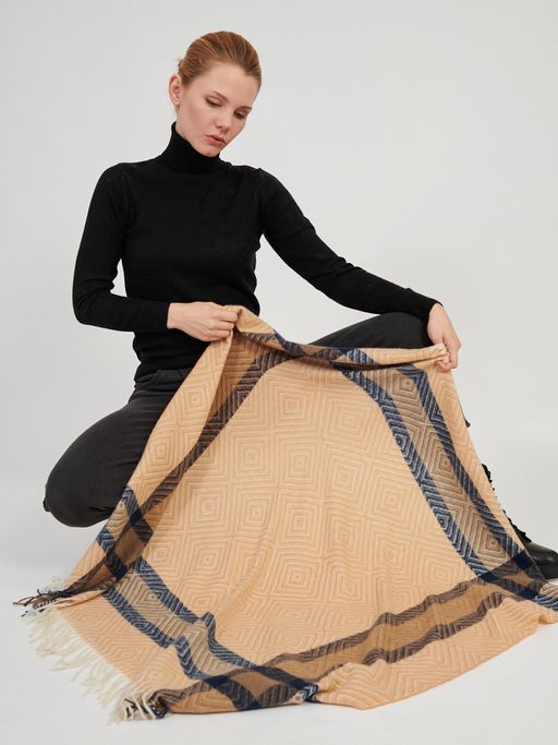 в составе ШЕРСТЬ Большой красивый платок из мягкой, хорошо драпируемой ткани, в стиле арт-деко. - Tantino фото 3