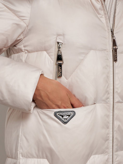 Пальто утепленное с капюшоном зимнее женское бежевого цвета 13305B - Visdeer фото 10