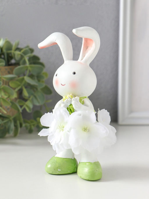 Фигурка полистоун «Зайка в цветочной юбочке, с букетиком», 9×8×14.5 см