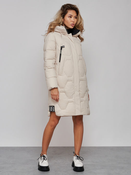 Пальто утепленное молодежное зимнее женское бежевого цвета 589899B - RoccaManer фото 3
