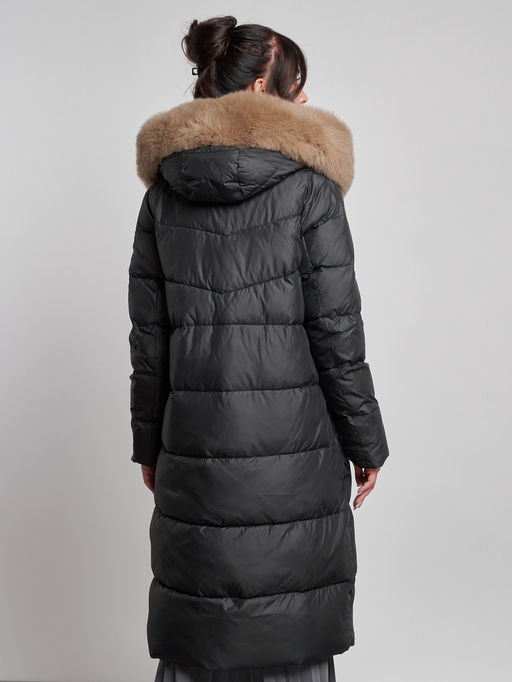 Пальто утепленное с капюшоном и мехом зимнее женское черного цвета 133203Ch - Visdeer фото 9