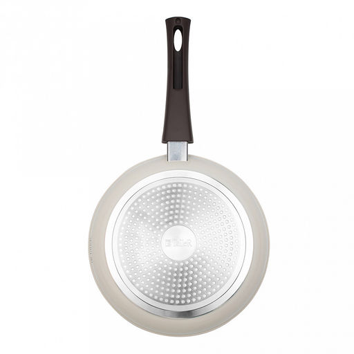 Сковорода с антипригарным покрытием д28см Hygge, h5,3см, s3,3мм, дно д22,7см, s3,8мм, кованый алюминий, съемная бакелитовая ручка с покрытием soft-touch, молочный/коричневый, TalleR (Китай) Подходит для всех видов плит, включая индукционную. - Домашняя мода фото 4