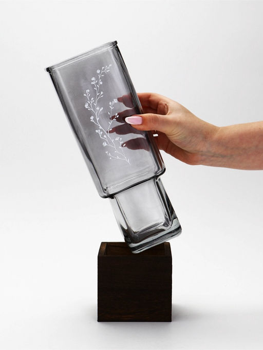 Ваза для цветов стеклянная с деревянной подставкой из темного стекла, 25 х 9 см