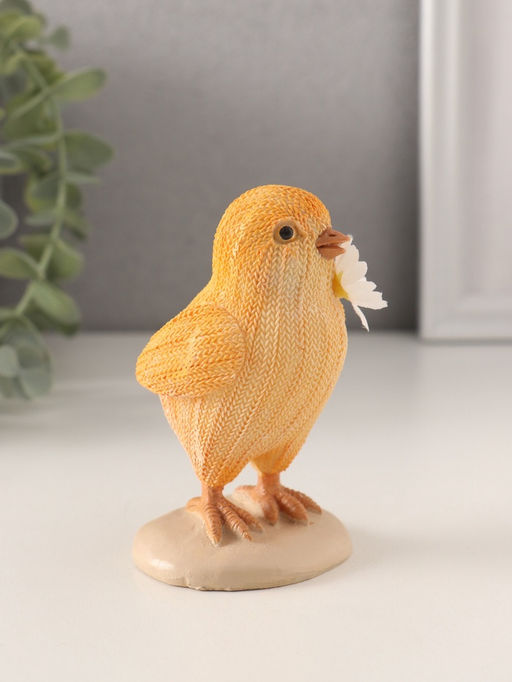 Фигурка полистоун Вязаный цыплёнок с ромашкой в клюве, 5.5?5.5?10 см