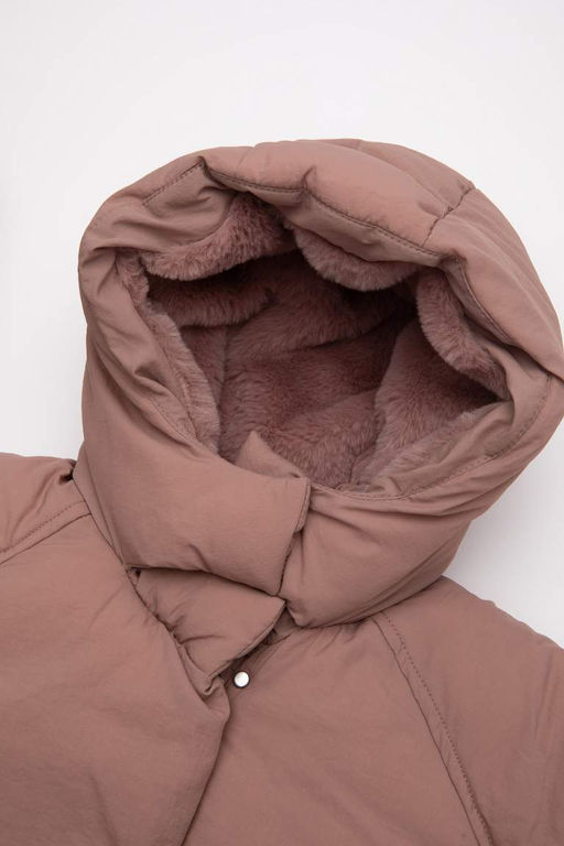 Водоотталкивающее пальто с капюшоном и мягкой пушистой изнанкой для маленьких девочек - Defacto фото 2