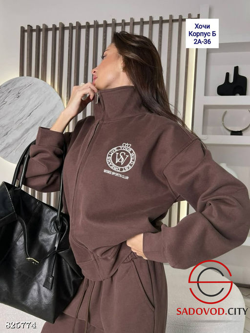 Спортивный женский костюм