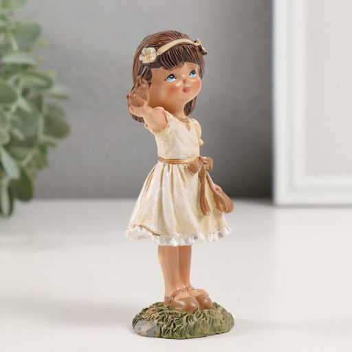 Фигурка полистоун «Девочка с птенчиком на ручке», 7.5×4×12.5 см