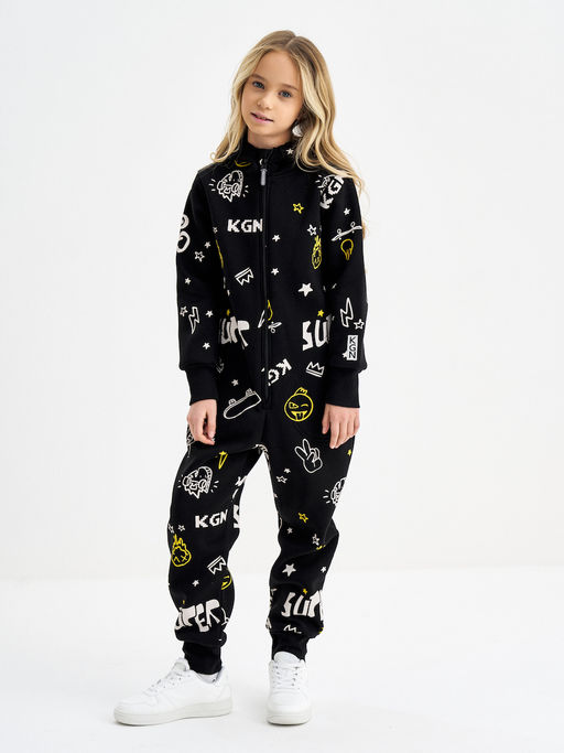 Черный комбинезон для мальчика с принтом