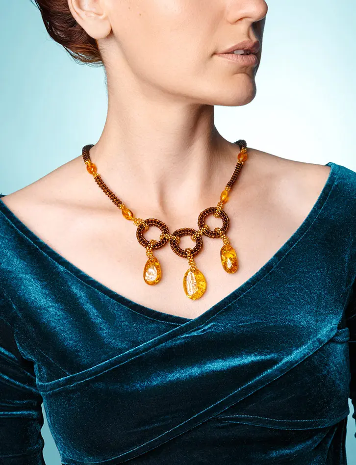 Оригинальное плетёное колье из бисера и натурального янтаря Лукоморье - Амберхолл фото 5