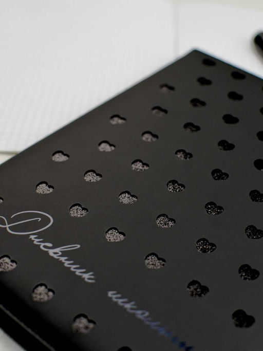 Дневник школьный арт. 68700 / 15 СЕРДЕЧКИ НА ЧЕРНОМ