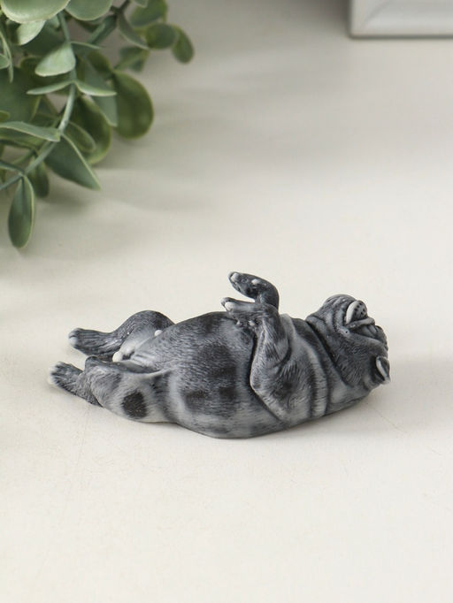 Сувенир "Бульдог лежит на спине" 3,5 см