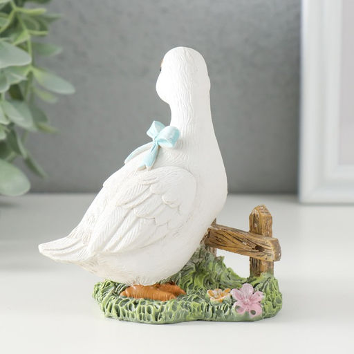 Фигурка полистоун «Гусёнок с голубым бантом у забора», 9×8×10 см