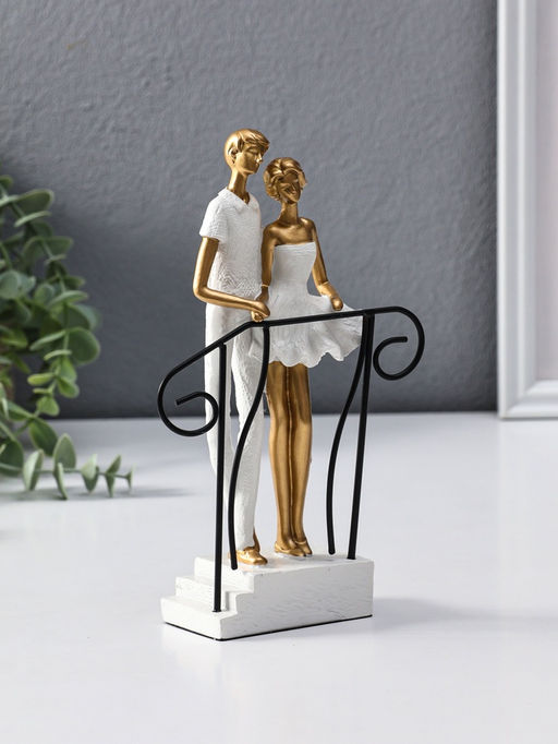 Сувенир полистоун "Парочка стоит на лестнице с перилами" бело-золотой 4,4х12,5х21 см