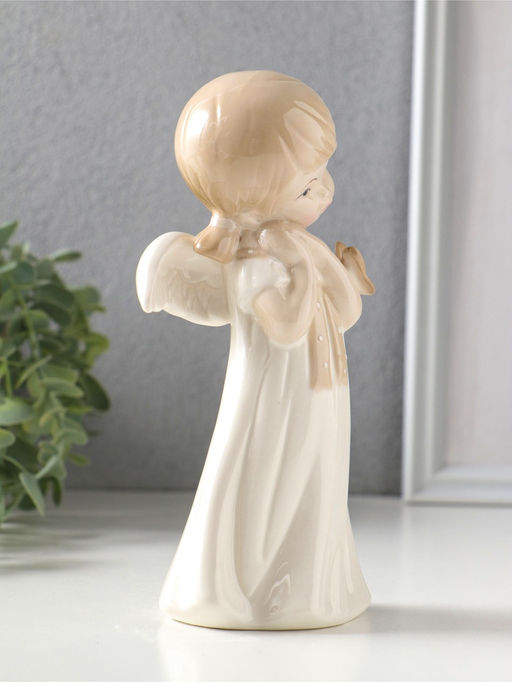 Сувенир керамика "Девочка-ангел с хвостиками, с бабочкой на руке" 9,6х6,8х18,3 см