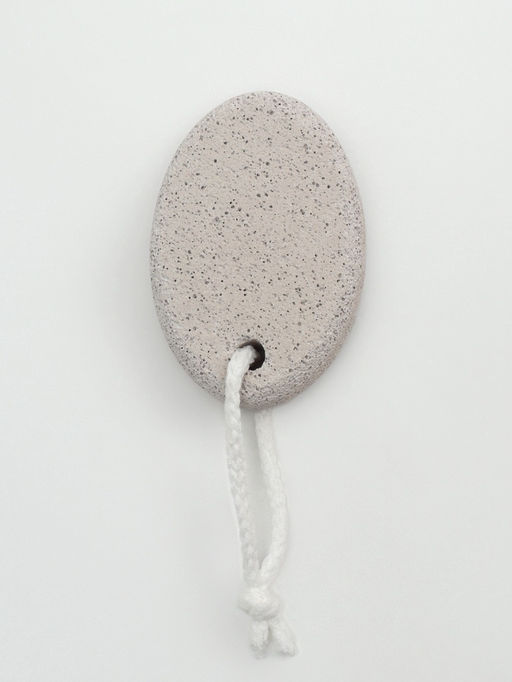 Цена за 2 шт. Пемза для педикюра, с подвесом, 7.2×5 см, в коробке, белая