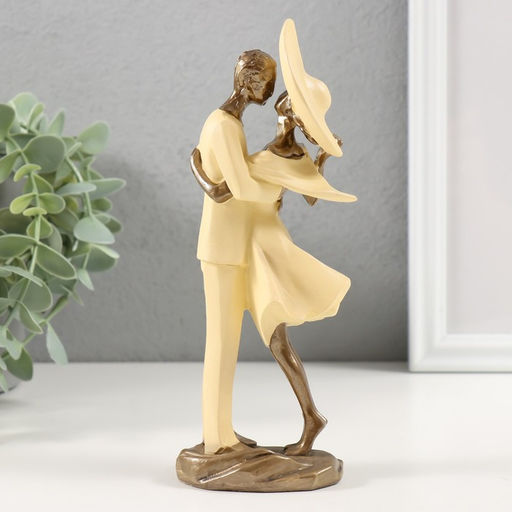 Фигурка полистоун «Пара в бежевом. Любовь», 7.5×5.5×19 см