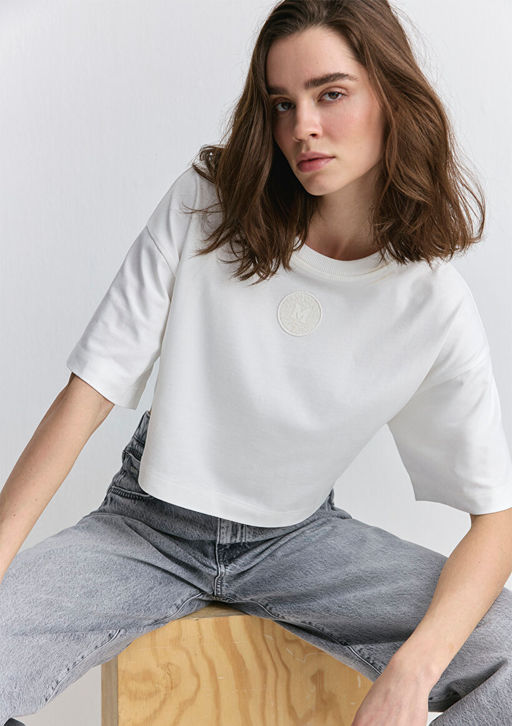 Mavi Patch Logo Bask?l? Beyaz Crop Tisort