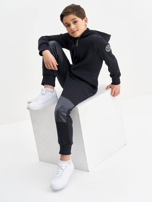 Черный комбинезон с наколенниками для мальчика