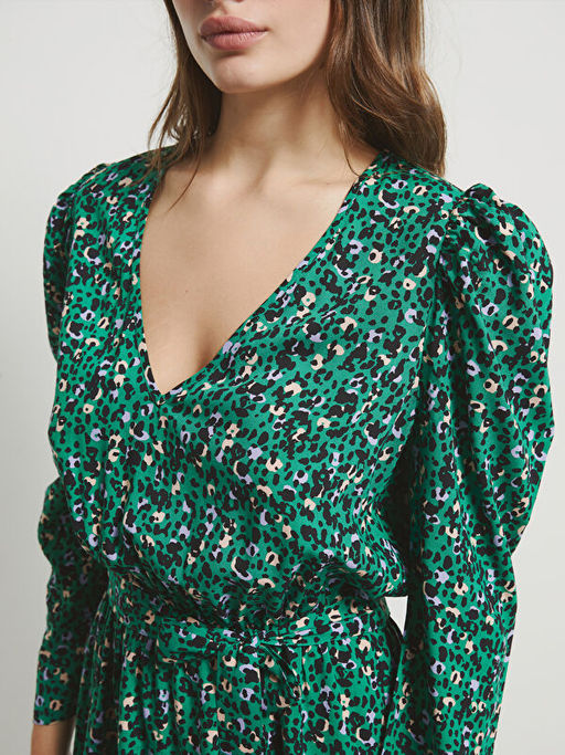 V Yaka Desenli Elbise