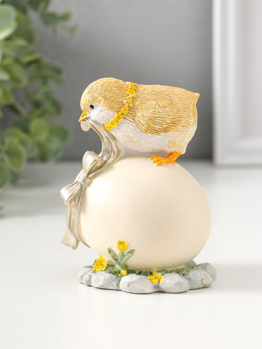 Фигурка полистоун Цыплёнок завязывает подарочный бант на яйце, 11 см