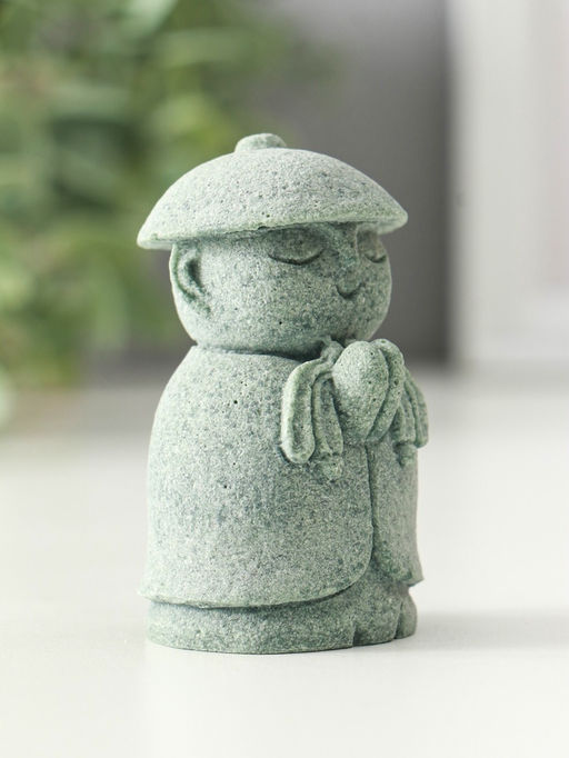 Цена за 2 шт. Сувенир песчаник "Маленький монах - молитва" 3,7х3,8х6,7 см