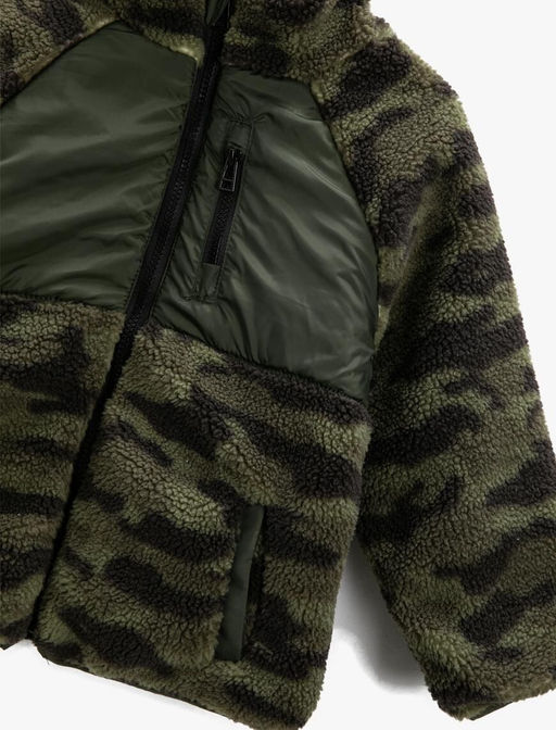 Плюшевая куртка для мальчика с камуфляжным рисунком, воротник-стойка, карман на молнии