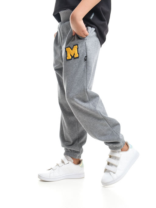 Брюки спортивные с эмблемой 22-7611 светло-серый меланж - Mini maxi фото 24