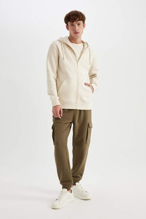 Спортивные штаны с эластичными штанинами и карманами-карго стандартного кроя