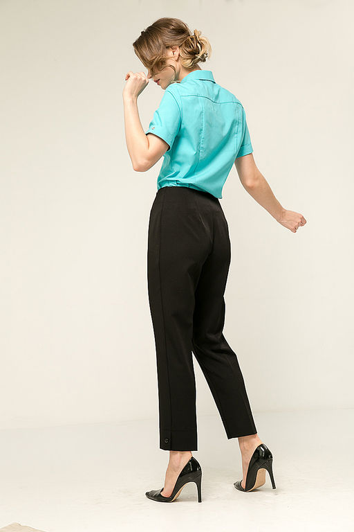 Брюки со шлицами по бокам