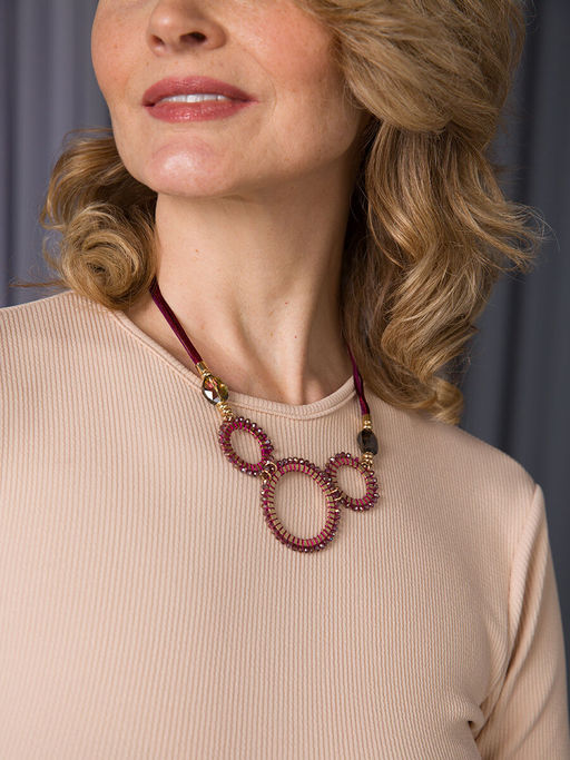 Ожерелье с подвеской в виде трех золотистых кругов - Модные истории фото 4