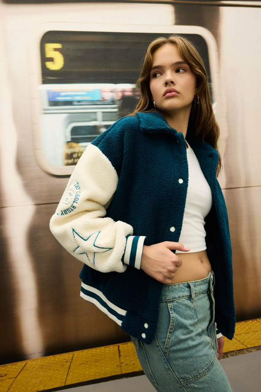 Плюшевая куртка-бомбер с карманами и карманами на кнопках с вышивкой поло большого размера - Defacto фото 3