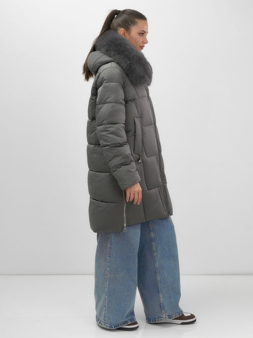 Пальто зимнее утепленное с мехом и капюшоном тренд темно-зеленого цвета 7630TZ - Visdeer фото 17