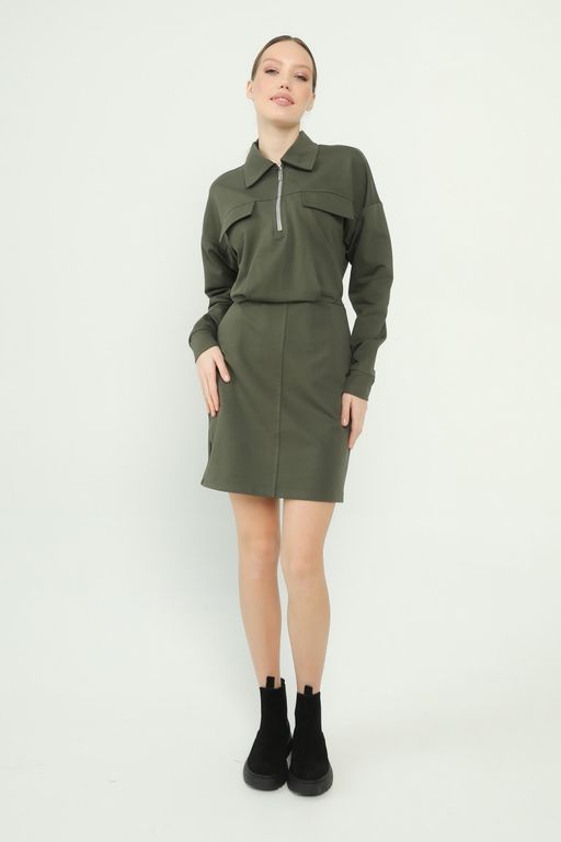 Стильное платье модного силуэта из мягкого шелковистого футера 302L3-22 хаки - Solo mio фото 2
